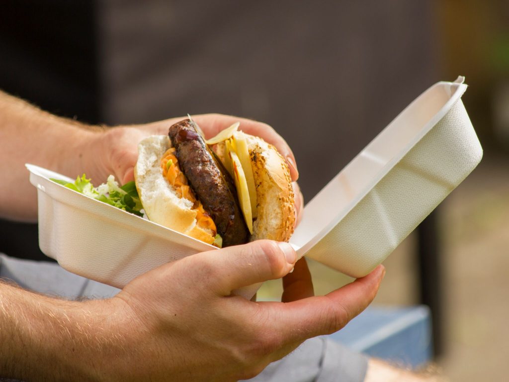 Imagen de una hamburguesa en un envase biodegradable en el Perú